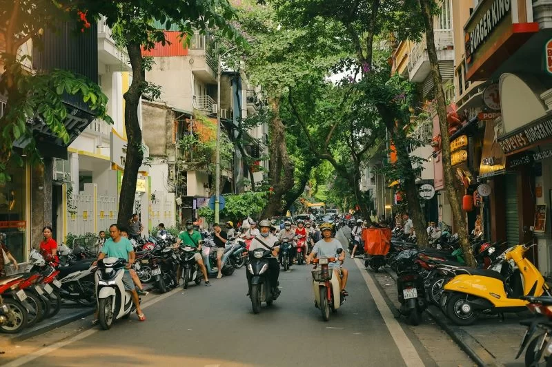 Circulation anim&eacute;e dans les rues du Vietnam avec des scooters et des voitures en mouvement