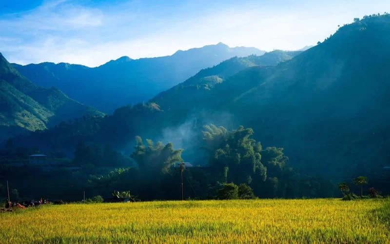 Paysage naturel du Nord Vietnam avec vall&eacute;e verdoyante et brume matinale sur les montagnes
