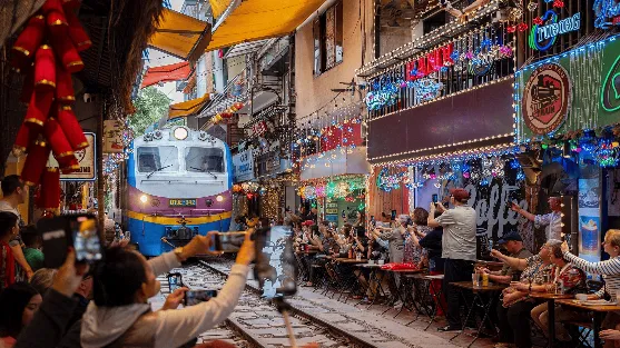 Hanoi Train Street : Guide complet et astuces d'accès (Horaires, Sécurité, Cafés)